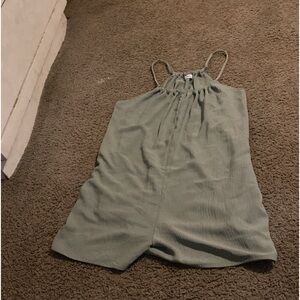 I’m sealing a jump suit never been worn just got bought for me